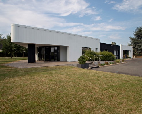 Architecte et maitre d'œuvre pour la construction mais aussi décorateur, notre démarche de conception de projet de chambre funéraire ou funérarium se veut respectueuse de l’expérience de deuil et de la sensibilité de chacun. La composition architecturale, tout en sobriété s’appuie sur la notion de seuil, de cheminement, de collectif ou d’intimité. Il se joue des pleins et des vides, des jeux d’ombres et des mises à distance visuelles et physiques. Des salons des familles sont disposés en lien avec les salons de présentation des corps. Une tisanerie vient compléter ce dispositif d'accueil. Une salle de cérémonie peut être prévue en complément, comme une boutique dédiée au funéraire. Un grand soin est apporté aux finitions, aux couleurs et aux choix des matières pour créer un lieu apaisant et réconfortant. Le laboratoire pour le thanatopracteur est quant à lui conforme à la réglementation. Pour un investissement pérenne, esthétique et réglementaire, nous mettons à profit notre expérience et connaissance des réglementations de sécurité et d’accessibilité en s’appuyant sur le Code général des collectivités territoriales, et conformément à l’article R.2223-74, à l’autorisation du Préfet.